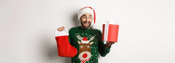 Karácsonyi Téli Ünnepek Koncepció Boldog Ember Kapott Ajándékokat Szilveszterkor Kezében — Stock Fotó