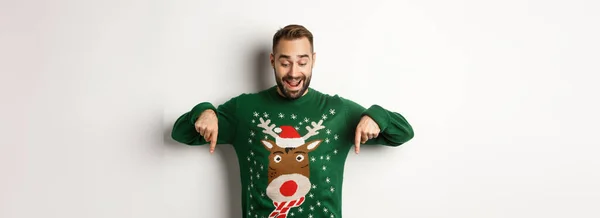 방학과 크리스마스 스웨터를 수염을 광고를 손가락을 아래로 배경을 — 스톡 사진