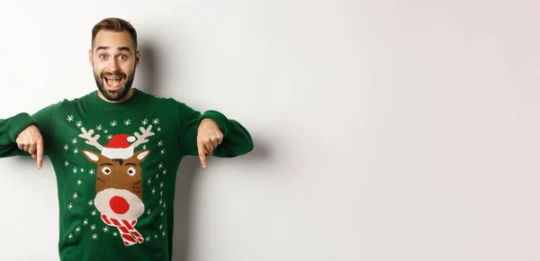 Kış Tatili Noel Yeşil Kazaklı Heyecanlı Sakallı Adam Parmakları Aşağıda — Stok fotoğraf