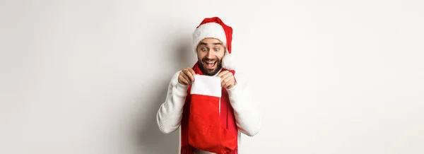 Зимові Свята Концепція Святкування Щасливий Хлопець Дивлячись Всередину Різдвяної Шкарпетки — стокове фото