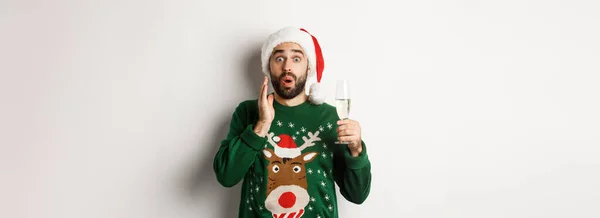 Kerstfeest Feestdagen Concept Verrast Man Santa Hoed Vieren Nieuwjaar Het — Stockfoto