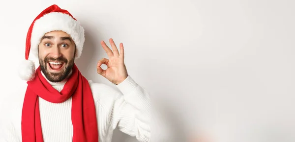 Koncepcja Sylwestra Ferii Zimowych Zbliżenie Szczęśliwy Atrakcyjny Mężczyzna Santa Kapelusz — Zdjęcie stockowe