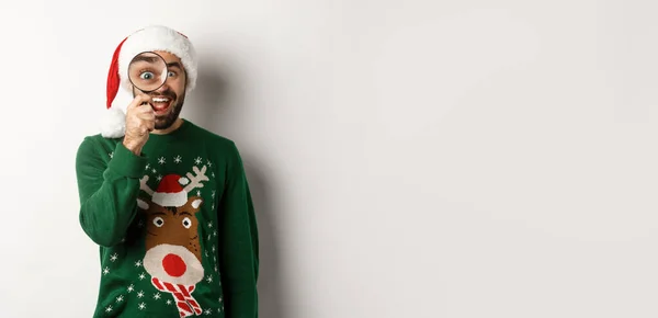 Концепція Різдва Свят Смішний Бородатий Хлопець Капелюсі Санта Дивлячись Через — стокове фото