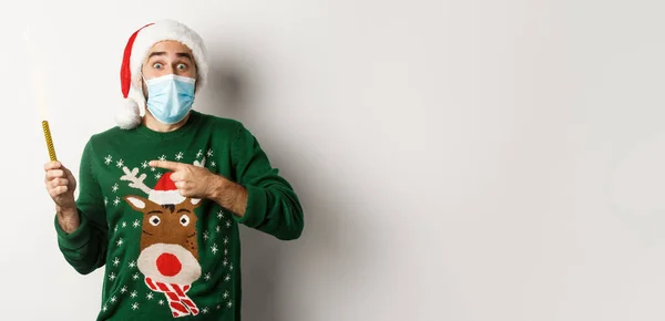 Concept Covid Christmas Holidays Excited Young Man Face Mask Pointing — Stock Photo, Image