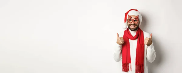 Weihnachten Neujahr Und Festkonzept Aufgeregter Mann Mit Nikolausmütze Und Parteibrille — Stockfoto