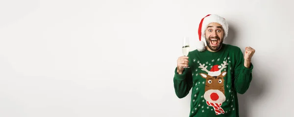 Noel Partisi Tatil Konsepti Noel Baba Şapkalı Heyecanlı Adam Yeni — Stok fotoğraf