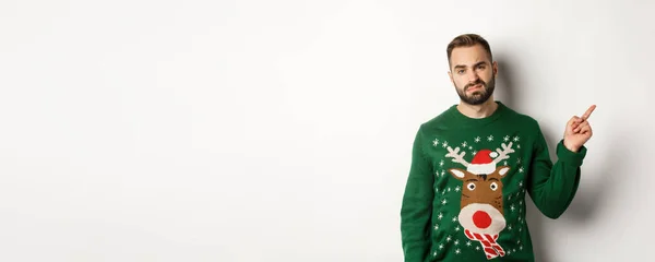 Vacaciones Invierno Navidad Chico Disgustado Gruñón Quejándose Vistiendo Suéter Divertido — Foto de Stock