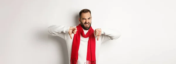 Hombre Escéptico Disgustado Mostrando Los Pulgares Hacia Abajo Usando Suéter —  Fotos de Stock