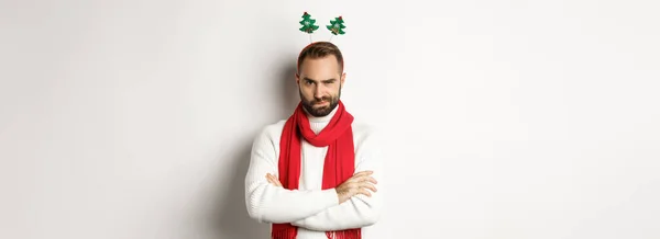 Noel Partisi Kutlama Konsepti Şüpheli Genç Sakallı Adam Şüpheli Görünüyor — Stok fotoğraf