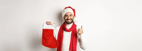 Vintersemester Och Firande Koncept Glad Man Visar Julstrumpa För Gåvor — Stockfoto