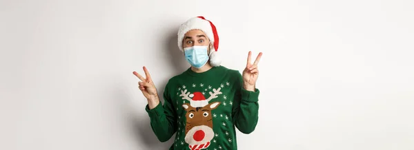 Concepto Covid Vacaciones Navidad Hombre Feliz Con Máscara Médica Sombrero —  Fotos de Stock