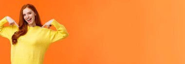 Kendine güvenen, enerjik, güzel saçlı, kendini gösteren, kişisel başarısını tanıtan, övünen, gururlu, gönüllü, neşeli, gülümseyen, turuncu bir geçmişi olan bir kadın..