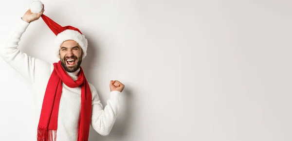 寒假和新年派对的理念 快乐的男人站在白色的背景下 戴着圣诞礼帽和红领巾庆祝圣诞 — 图库照片