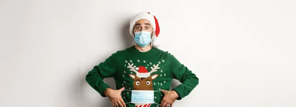 Conceito Covid Feriados Natal Homem Engraçado Colocar Máscara Facial Seu — Fotografia de Stock