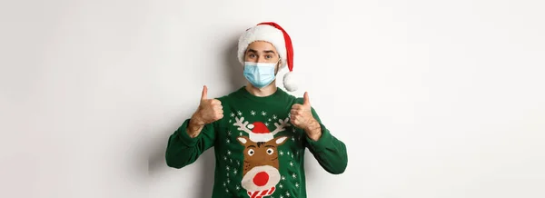 Рождество Время Пандемии Концепция Covid Удовлетворенный Человек Шляпе Санты Медицинской — стоковое фото