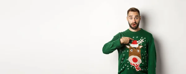 Зимові Свята Різдво Збентежений Бородатий Хлопець Вказуючи Себе Наляканий Пропозицією — стокове фото