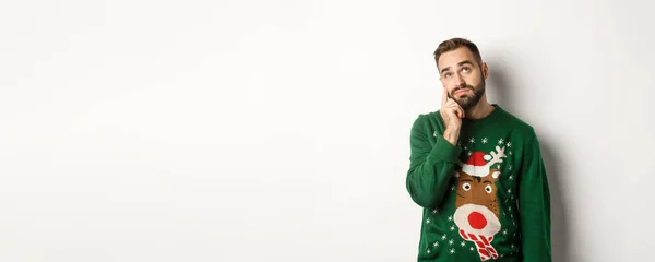 Nouvel Fêtes Célébrations Triste Jeune Homme Barbe Portant Pull Vert — Photo