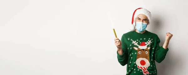 Konzept Der Covid Und Weihnachtsferien Glücklicher Junger Mann Mit Gesichtsmaske — Stockfoto