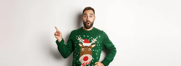 Zimní Prázdniny Vánoce Muž Vypadá Vzrušeně Jako Ukazující Prst Přímo — Stock fotografie