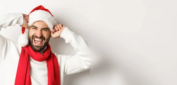 新年のパーティーや冬の休日のコンセプト 陽気な髭の男のクローズアップは クリスマスを祝い 笑顔とサンタの帽子を身に着けて 白い背景 — ストック写真