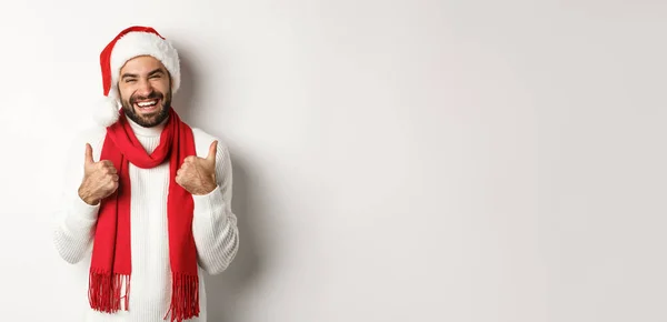 Рождественские Каникулы Счастливый Мужчина Хорошей Новогодней Вечеринке Показывая Большой Палец — стоковое фото