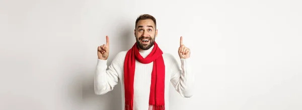 Weihnachtseinkauf Und Winterurlaubskonzept Glücklicher Gutaussehender Mann Mit Erhobenem Bart Der — Stockfoto