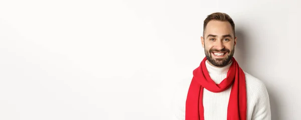 Kerstvakantie Knappe Man Met Baard Rode Sjaal Trui Glimlachend Witte — Stockfoto