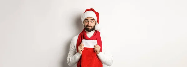 Kış Tatili Alışveriş Konsepti Noel Baba Şapkalı Yakışıklı Adam Hediyeleri — Stok fotoğraf