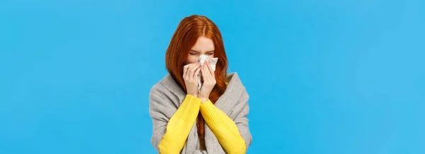 Gripe Estacional Linda Pelirroja Estudiante Toght Frío Estornudos Servilleta Usar — Foto de Stock