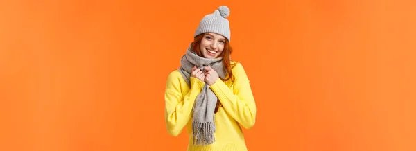 Hace Frío Afuera Linda Encantadora Mujer Pelirroja Bonita Usar Sombrero —  Fotos de Stock