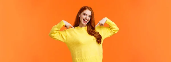 自信と活力に満ちた 自分自身を指して良い見て赤毛の女性は 個人的な成果を紹介し 自慢したり 誇りに思っているボランティア アップビート オレンジの背景を感じている — ストック写真