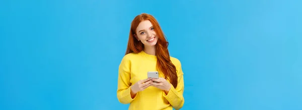 Koncepcja Technologii Internetu Gadżetów Cute Ruda Kobieta Wysyłanie Sms Znajomego — Zdjęcie stockowe