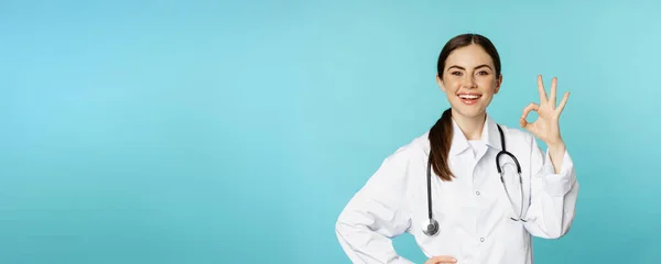 Retrato Satisfecho Trabajador Médico Sonriente Médico Mujer Mostrando Bien Bien —  Fotos de Stock