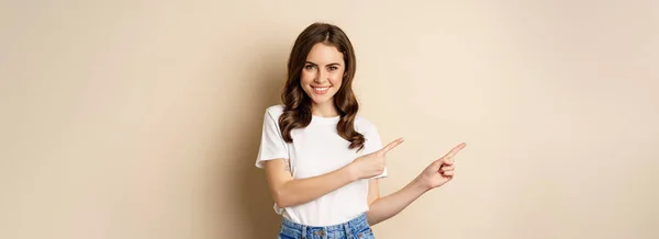 Elegante Joven Mujer Caucásica Sonriendo Señalando Los Dedos Izquierda Mostrando — Foto de Stock