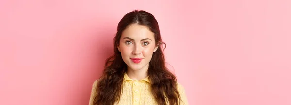 Primer Plano Joven Modelo Femenina Los Años Con Lindo Maquillaje —  Fotos de Stock