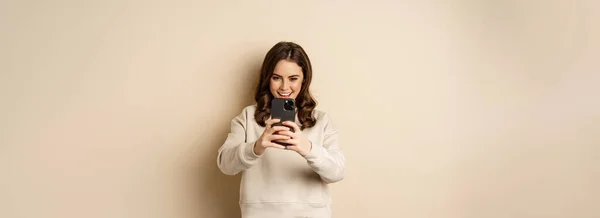 Glückliche Frau Die Videos Aufnimmt Mit Smartphone Kamera Fotografiert Und — Stockfoto