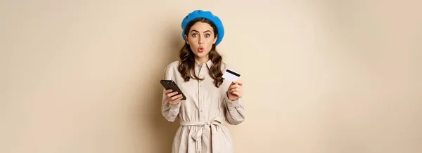Portrait Girl Looking Excited Say Wow Holding Credit Card Mobile — Stock fotografie