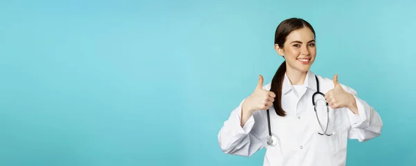 Счастливая Женщина Врач Медицинский Работник Белом Халате Показывая Большие Пальцы — стоковое фото