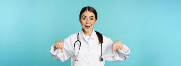 Enthusiastic Healthcare Worker Young Woman Doctor White Coat Pointing Fingers — Stock Photo, Image
