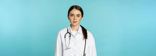 Tıbbi Personel Doktor Konsepti Genç Gülümseyen Kadın Doktor Beyaz Önlüklü — Stok fotoğraf