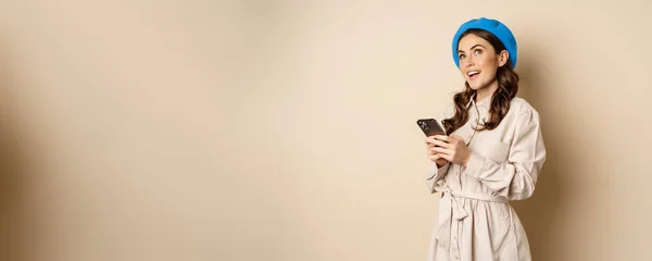 Современная Девушка Пользующаяся Смартфоном Улыбается Позирует Довольная Мобильным Телефоном Стоя — стоковое фото
