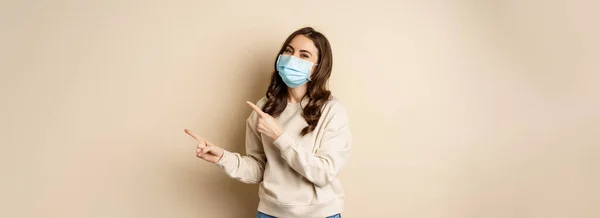 Happy Smiling Caucasian Woman Wearing Medical Face Mask Coronavirus Pandemic — Stok fotoğraf