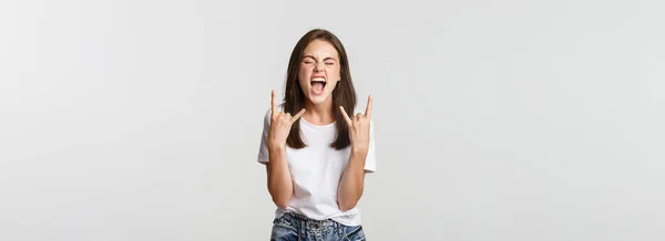 Alegre Chica Guapa Mostrando Rock Gesto Disfrutando Concierto — Foto de Stock
