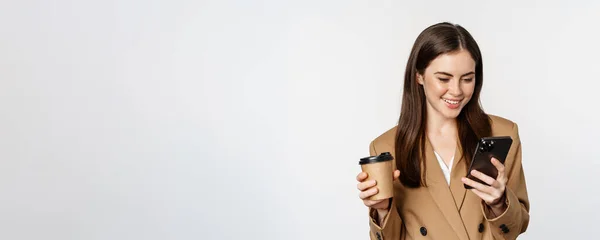 Portrait Saleswoman Corporate Woman Drinking Takeaway Coffee Reading Smartphone Looking — Photo