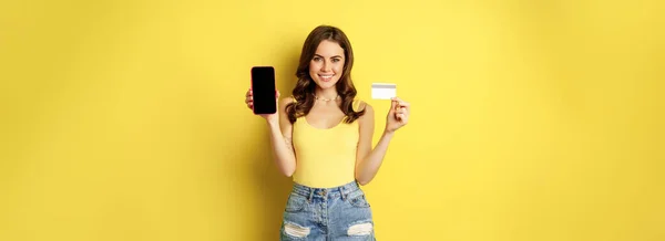 Young Beautiful Woman Model Showing Smartphone Empty Phone Screen Credit — Fotografia de Stock
