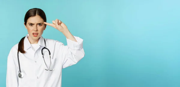 Zdenerwowana Kobieta Lekarz Wskazując Palcem Głowę Skarcąc Kogoś Głupi Szalony — Zdjęcie stockowe