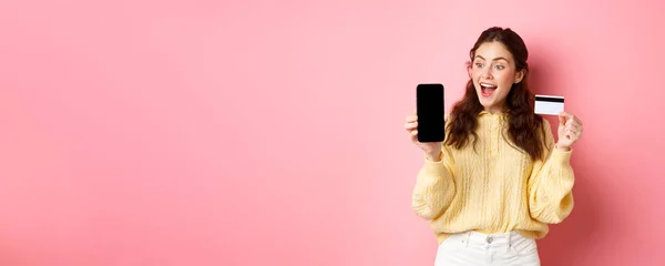 Tecnologia Compras Online Garota Atraente Animado Mostrando Tela Smartphone Cartão — Fotografia de Stock