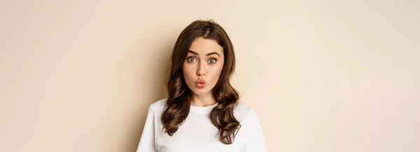 Close Portrait Surprised Excited Brunette Girl Looking Amazed Reacting Impressed — 스톡 사진