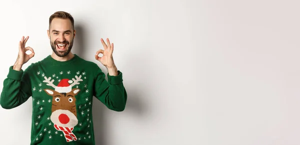 Weihnachten Feiertage Und Feiern Zufriedener Gutaussehender Kerl Pullover Okay Zeichen — Stockfoto