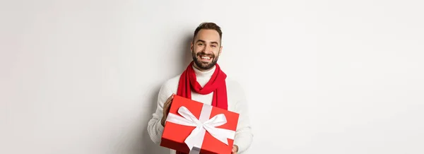 Концепція Зимових Канікул Усміхнений Чоловік Дарує Тобі Подарунок Тримає Подарунок — стокове фото